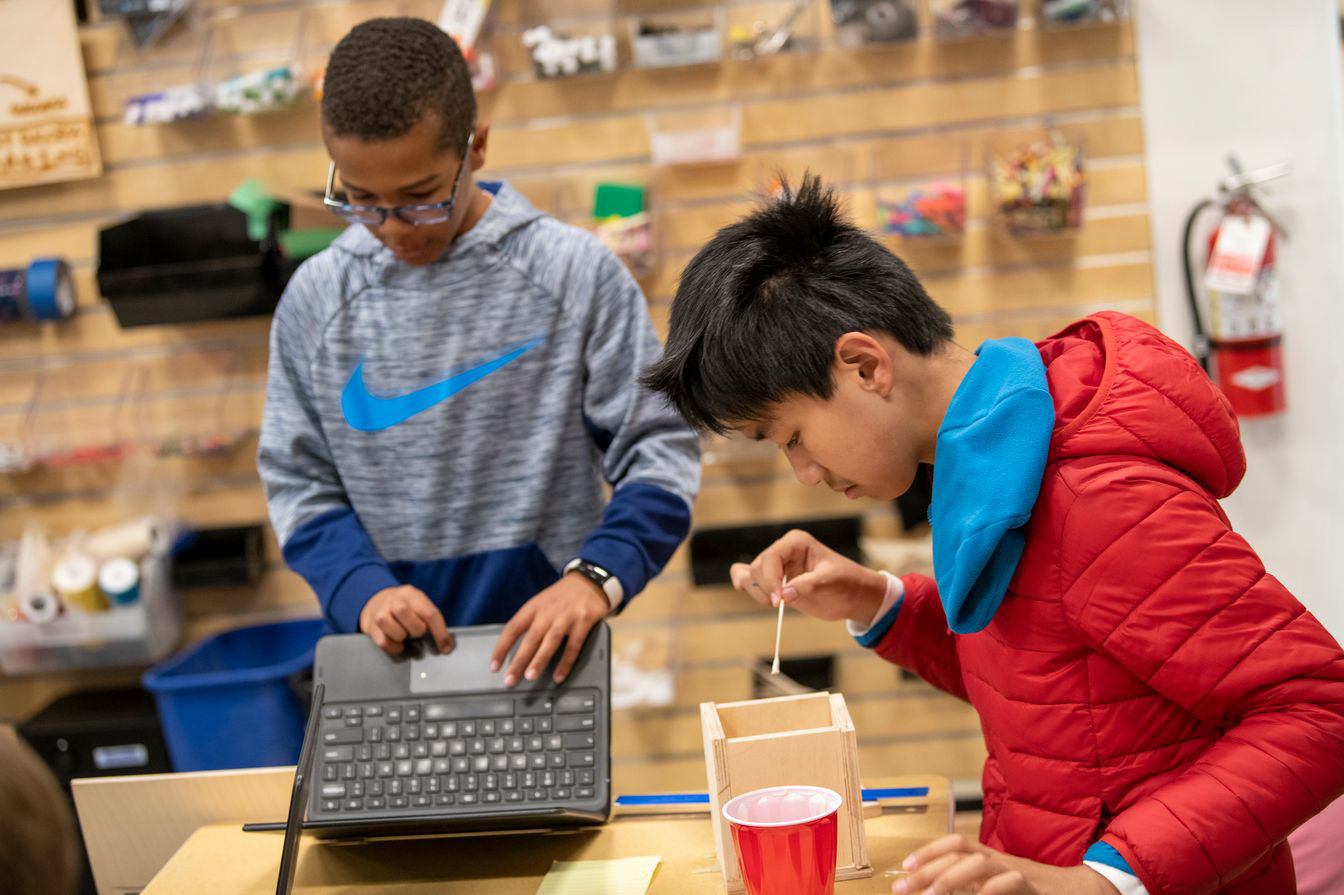 kids working in class.