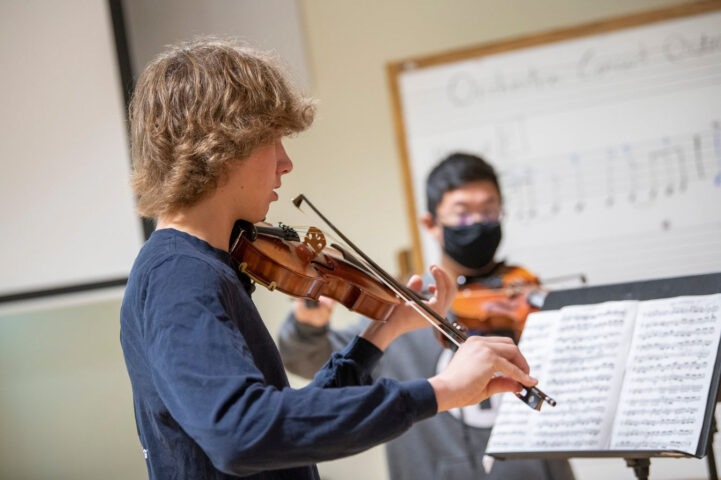 student rehearsing violin.